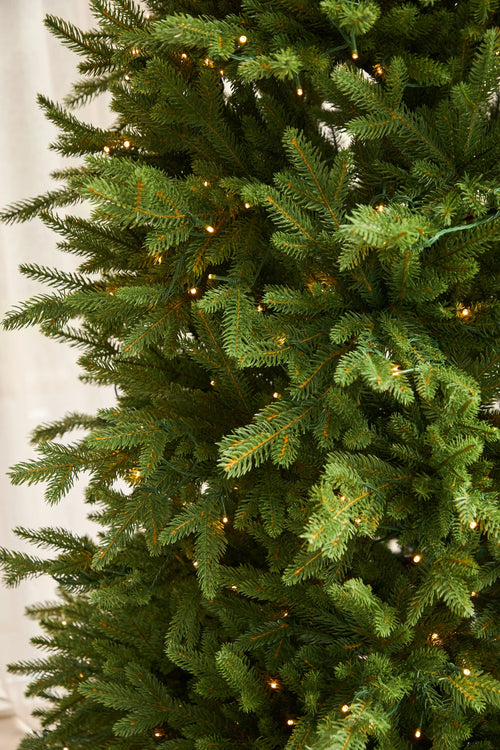 Künstlicher Weihnachtsbaum Slim „Undset“ 100 % PE – Smart LED