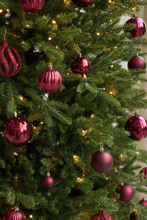 Künstlicher Weihnachtsbaum Slim „Undset“ 100 % PE – Smart LED