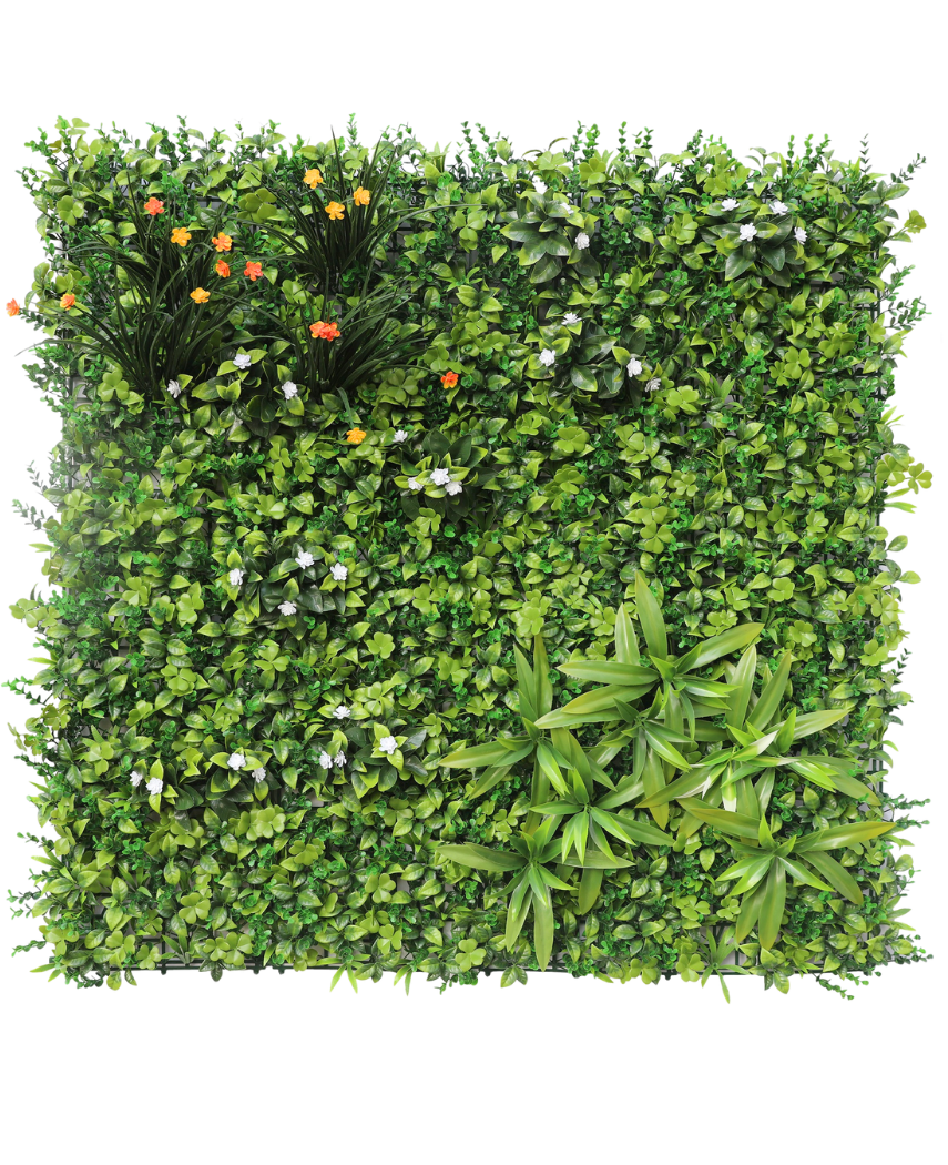 Die künstliche Hecke Lucia 100 x 100 cm UV hat eine vertikale Gartenmauer mit dichtem grünem Laub, kleinen weißen Blüten, leuchtend gelben und orangefarbenen Blütenbüscheln oben links und langen, spitzen Blättern unten rechts.
