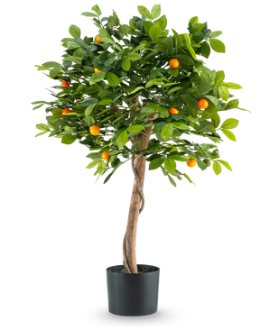 Der künstliche Orangenbaum 90 cm ist ein im Topf gepflanzter Orangenbaum mit gedrehtem Stamm, sattgrünen Blättern und kleinen orangefarbenen Früchten vor einem schlichten weißen Hintergrund.
