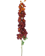 Die Kunstblume Delphinium 105 cm bordeaux hat einen langen, einzelnen Stiel mit mehreren dunkelroten und orangefarbenen Kunstblumen und grünen Blättern, isoliert auf weißem Hintergrund.