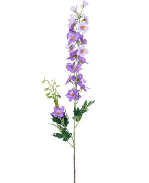 Die künstliche Blume Delphinium 79 cm lila hat einen einzelnen grünen Stiel mit mehreren hellvioletten und violetten Blüten, gelben Herzen und grünen Blättern auf einem schlichten weißen Hintergrund.
