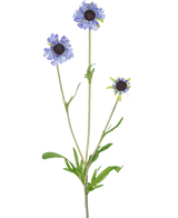 Die Kunstblume Scabiosa 63 cm blau hat einen einzelnen grünen Stiel mit drei Zweigen, die jeweils mit einer hellviolett-blauen, gänseblümchenähnlichen Blüte gekrönt sind und in der Mitte dunkle, längliche grüne Blätter haben, alles vor einem schlichten weißen Hintergrund.
