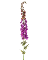 Die künstliche Blume Rittersporn 137 cm lila hat einen hohen grünen Stiel mit tief gelappten Blättern und Büscheln leuchtend lila Blüten an der Spitze vor einem weißen Hintergrund.