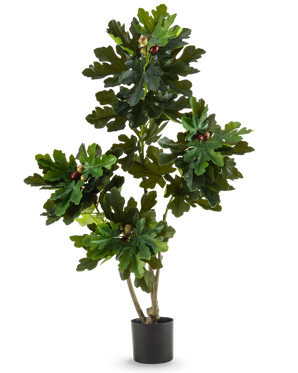 Der künstliche Feigenbaum Ficus Carica 150 cm ist ein künstlicher Feigenbaum in einem Topf mit mehreren Zweigen, großen grünen Blättern und kleinen dunkelvioletten Kunstfeigen in einem einfachen schwarzen Topf vor einem schlichten weißen Hintergrund.