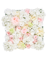 Die künstlichen Heckenblumen 50x50 cm weiß haben eine quadratische Fläche voller künstlicher weißer Rosen, Pfingstrosen und Hortensien vor einem weißen Hintergrund.