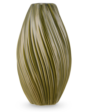 Die Vase Soft Dune 26 cm grün ist eine hohe, olivgrüne Keramikvase mit länglicher Form und vertikalen Wellenrippen, die eine natürliche Textur erzeugen. Dargestellt auf weißem Hintergrund.