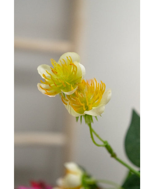 Nahaufnahme der Kunstblume Butterblume 77 cm in Gelb und Weiß, mit grünen Stielen und Blättern vor einem unscharfen Hintergrund – ideal für alle, die einen Blumenstrauß mit wunderschönen Kunstblumen kreieren möchten.