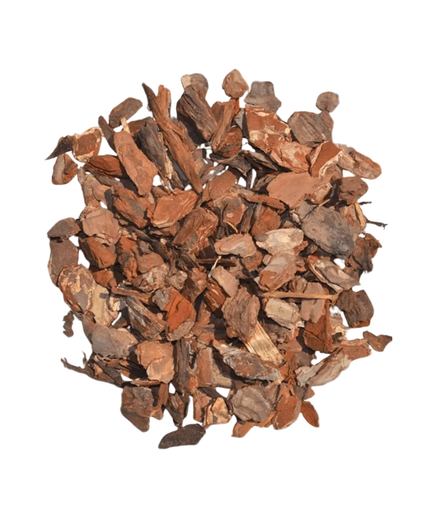 Ein Stapel Füllmaterial Baumrinde - Holzrinde 15L, bestehend aus getrockneten braunen Baumrindenschnitzeln, ist kreisförmig auf weißem Hintergrund angeordnet.