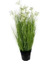 Das 90 cm große, feuerhemmende künstliche Zwiebelgras mit Wurzelblumen hat lange, schlanke grüne Blätter und zarte weiße Blütenbüschel in einem Topf vor einem schlichten weißen Hintergrund.
