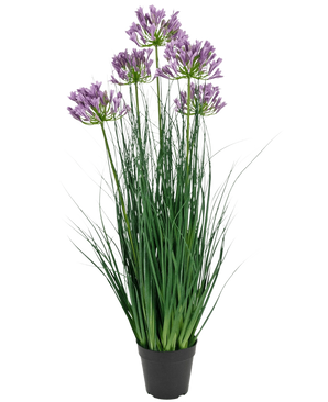 Der Kunstrasen-Agapanthus-Zwiebelgrastopf in Lila ist eine 90 cm hohe, feuerhemmende Kunstpflanze mit langen grünen Blättern und violetten Blütensträußen, die in einem schlichten schwarzen Topf vor einem weißen Hintergrund präsentiert wird.