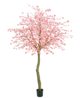 Der künstliche Baum Kirschblütenrosa 330 cm hat einen gebogenen braunen Stamm und üppige rosa Blüten vor einem schlichten weißen Hintergrund.