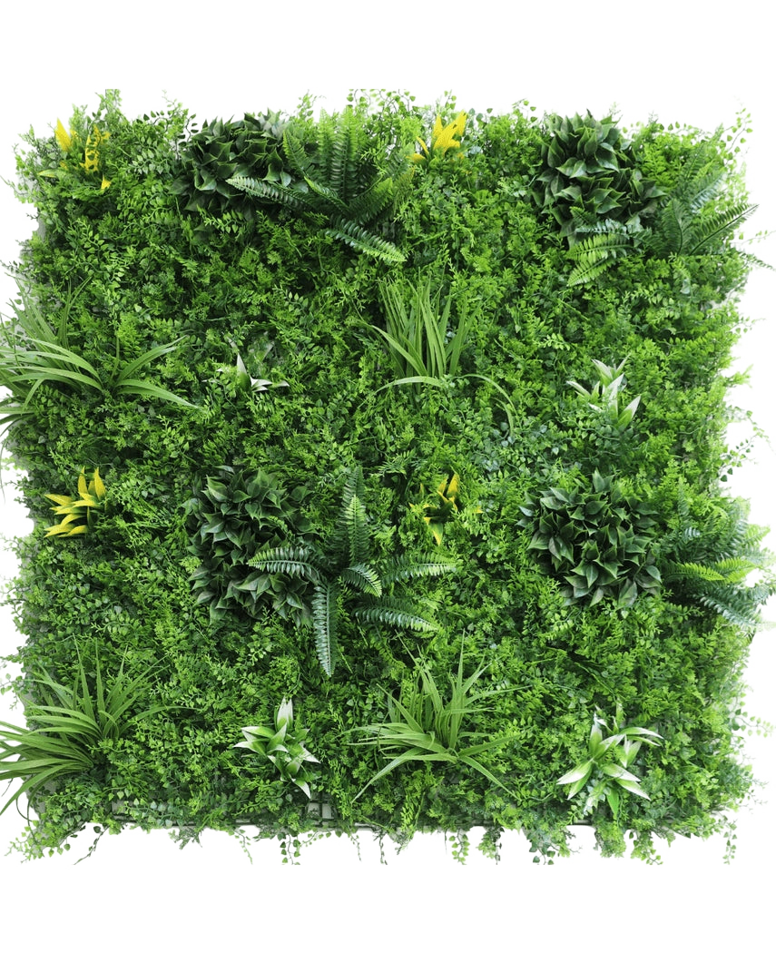 Die künstliche Hecke Moment 100 x 100 cm UV ist eine quadratische Platte, die dicht mit künstlichen Grünpflanzen, Farnen, Blattstielen und verstreuten kleinen gelben Blüten auf weißem Hintergrund bedeckt ist.