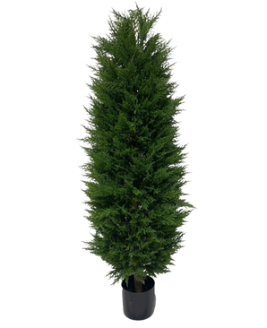 Die Kunstpflanze Konifere UV 180 cm ist ein hoher, schmaler künstlicher immergrüner Baum mit dichten, dunkelgrünen Blättern, dargestellt vor einem weißen Hintergrund.