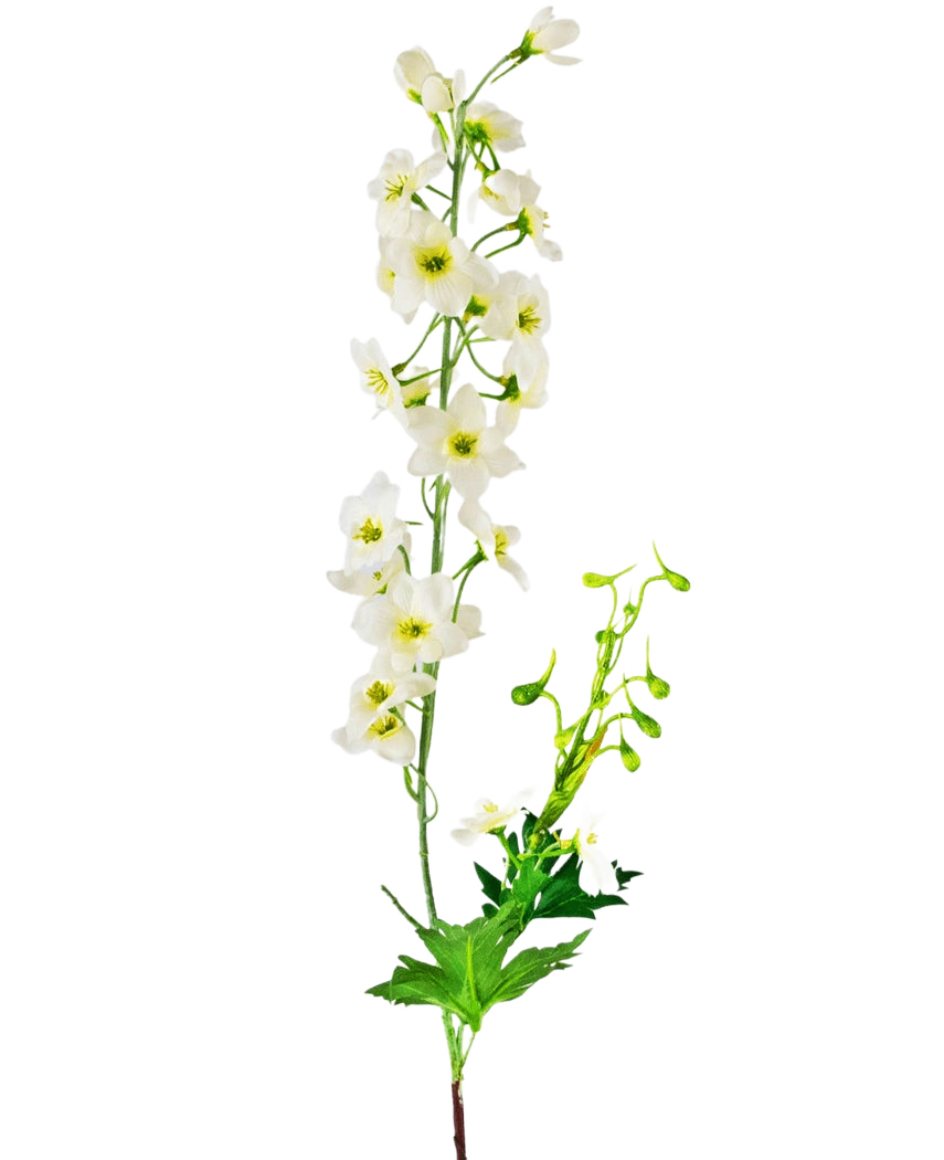 Die künstliche Blume Delphinium 79 cm weiß hat einen einzelnen Stiel aus weißen Ritterspornblüten mit grünen Blättern und Knospen, isoliert auf einem weißen Hintergrund.