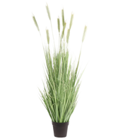Die feuerhemmende Kunstrasenpflanze Grün 150 cm hat hohe, schlanke grüne Halme und weizenähnliche Stängel, die im Innenbereich für ein natürliches Aussehen sorgen. Diese Kunstrasenpflanze steht vor einem schlichten weißen Hintergrund.