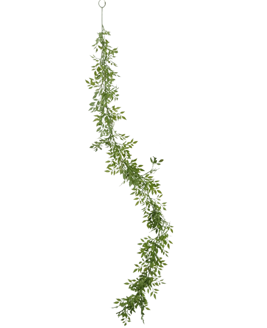Die künstliche Rankenpflanze Bambus 182 cm ist eine lange grüne Girlande mit kleinen Zweigen und Blättern, die vertikal an einem Metallring vor einem schlichten weißen Hintergrund hängt.