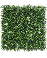 Die künstliche Bonfire-Hecke 100 x 100 cm UV ist eine quadratische Platte aus dichtem, künstlichem grünem Blattwerk mit verschiedenen kleinen Blattpflanzen und stacheligen, bunten Blättern vor einem schlichten weißen Hintergrund.