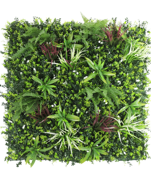 Die künstliche Hecke Rona 100 x 100 cm UV ist eine quadratische Platte mit einer üppigen Mischung aus grünem Blattwerk, Farnen und kleinen Blattpflanzen mit weißen und burgunderroten Akzenten, alles vor einem frischen weißen Hintergrund.