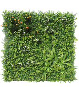 Die künstliche Hecke Lucia 100 x 100 cm UV hat eine vertikale Gartenmauer mit dichtem grünem Laub, kleinen weißen Blüten, leuchtend gelben und orangefarbenen Blütenbüscheln oben links und langen, spitzen Blättern unten rechts.