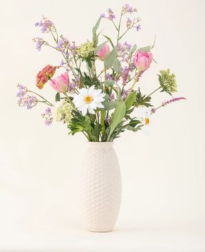 Der künstliche Seidenblumenstrauß Pink Bloom Vibes ist ein wunderschönes Vasenarrangement aus Seidenblumen, das jedem Raum dauerhafte Eleganz verleiht.