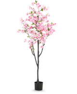 Die künstliche Kirschblüte 180 cm rosa hat rosa Blüten und grüne Blätter in einem kleinen schwarzen Topf vor einem schlichten weißen Hintergrund.