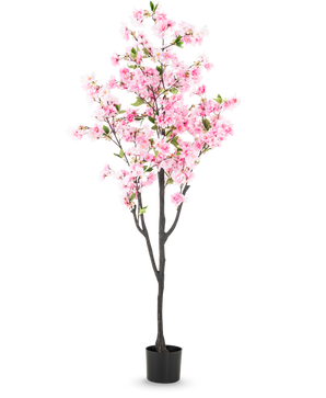 Die künstliche Kirschblüte 180 cm rosa hat rosa Blüten und grüne Blätter in einem kleinen schwarzen Topf vor einem schlichten weißen Hintergrund.