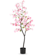 Die künstliche Kirschblüte 150 cm rosa hat rosa Seidenblüten und grüne Blätter in einem schwarzen Topf vor einem schlichten weißen Hintergrund.