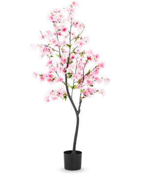 Die künstliche Kirschblüte 150 cm rosa hat rosa Seidenblüten und grüne Blätter in einem schwarzen Topf vor einem schlichten weißen Hintergrund.