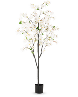Die künstliche Kirschblüte 180 cm weiß ist ein hoher Kunstbaum mit mehreren dunkelbraunen Zweigen, weißen Blüten und grünen Blättern in einem schlichten schwarzen Topf vor einem schlichten weißen Hintergrund.