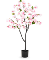 Künstliche Kirschblüte 120 cm rosa mit rosa Blüten und grünen Blättern in einem schwarzen Topf, hergestellt aus Seidenblumen für eine realistische Optik, vor weißem Hintergrund.