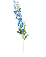 Die künstliche Blume Delphinium 79 cm blau hat einen einzelnen langen Stiel mit blauen Blüten in Büscheln und grünen Blättern vor einem weißen Hintergrund. Die Blüten reichen von Hell- bis Tiefblau entlang der Stielspitze.