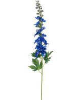 Eine künstliche Blume mit einem Stiel, Delphinium, 79 cm, blau mit blauen Blüten und grünen geteilten Blättern, vor einem schlichten weißen Hintergrund.