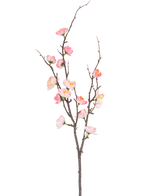 Der künstliche Zweig Prunus 78 cm rosa hat einen einzelnen dunkelbraunen Zweig mit kleineren Trieben, verziert mit rosa und weißen Kirschblütenblüten und grünen Knospen, vor einem schlichten weißen Hintergrund.