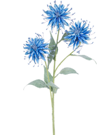 Die Kunstblume Scabiosa Japonica 70 cm blau hat einen einzelnen grünen Stiel mit drei blauen, dünnen Kunstblumen und mehreren grünen Blättern vor einem schlichten weißen Hintergrund.