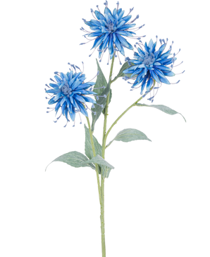 Die Kunstblume Scabiosa Japonica 70 cm blau hat einen einzelnen grünen Stiel mit drei blauen, dünnen Kunstblumen und mehreren grünen Blättern vor einem schlichten weißen Hintergrund.