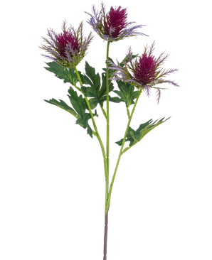 Die künstliche Astdistel 67 cm lila hat einen einzelnen Stiel mit drei stacheligen, lila distelähnlichen Blüten und unregelmäßigen grünen Blättern vor einem weißen Hintergrund.
