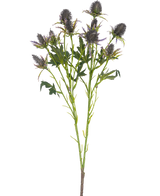 Die künstliche Astdistel 68 cm blau hat einen einzelnen Stiel mit mehreren stacheligen blauen Distelblüten und gezackten grünen Blättern, isoliert auf weißem Hintergrund.