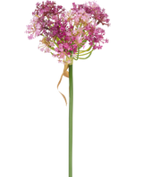 Die Kunstblume Allium 60 cm lila hat einen hohen grünen Stiel mit einer herzförmigen Gruppe kleiner rosa und violetter Blüten, die durch ein dünnes, getrocknetes hellbraunes Blatt, das locker um den Stiel sitzt, vor einem weißen Hintergrund akzentuiert wird.