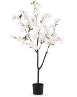 Die künstliche Kirschblüte 120 cm weiß ist ein künstlicher Baum in einem Topf mit dunkelbraunen Zweigen, grünen Blättern und weißen Blütensträußen vor einem schlichten weißen Hintergrund.