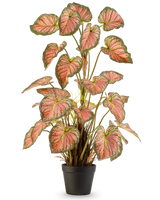 Die Kunstpflanze Caladium 90 cm rosa ist eine Topfpflanze mit großen, herzförmigen Blättern mit grünen Rändern und rosa Herzen, die aufrecht in einem schwarzen Topf vor einem weißen Hintergrund präsentiert wird.