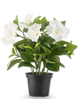 Die künstliche Blumenpflanze Petunie UV 25 cm hoch hat große weiße trompetenförmige Blüten und üppig grüne Blätter in einem schwarzen Kunststofftopf vor einem schlichten weißen Hintergrund.