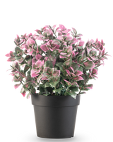 Die künstliche Pflanze Eukalyptus lila im Topf UV 22 cm hat lila Eukalyptusblätter in einem dunklen Topf vor einem schlichten weißen Hintergrund.