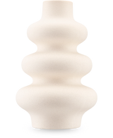 Die Vase Meadow 21 cm beige ist eine skulpturale, matte Keramikvase mit welliger Form und glatter Oberfläche, dargestellt vor einem schlichten weißen Hintergrund.
