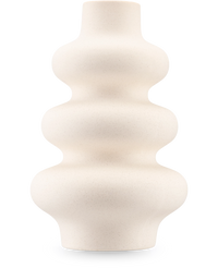 Die Vase Meadow 21 cm beige ist eine skulpturale, matte Keramikvase mit welliger Form und glatter Oberfläche, dargestellt vor einem schlichten weißen Hintergrund.