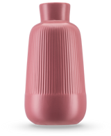 Die Vase Notes 25 cm altrosa hat eine matte Keramikoberfläche, einen breiten Körper, einen schmalen Hals und vertikale Rippen an der Oberseite. Der glatte, runde Sockel und das minimalistische Design machen ihn ideal für die Präsentation von Seidenblumen.