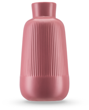 Die Vase Notes 25 cm altrosa hat eine matte Keramikoberfläche, einen breiten Körper, einen schmalen Hals und vertikale Rippen an der Oberseite. Der glatte, runde Sockel und das minimalistische Design machen ihn ideal für die Präsentation von Seidenblumen.