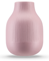 Die Vase Botan 22 cm altrosa ist eine hellrosa Keramikvase mit rundem Boden, schmalem Hals und vertikaler Rippenstruktur auf der oberen Hälfte. Durch die matte, glatte Oberfläche eignet es sich ideal für moderne Einrichtungen.