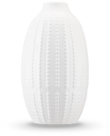 De Vaas Little Flora 21 cm in gebroken wit is een matte keramiek vaas met een verhoogd, op zee-egels geïnspireerd stippelpatroon - ideaal voor kunstbloemen - tegen een effen witte achtergrond.