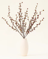 Der künstliche Seidenblumenstrauß Callicarpa Purple ist fächerförmig angeordnet – perfekt für Herbstdekorationen oder um leuchtend lila Seidenblumen vor einem hellen Hintergrund zu präsentieren.